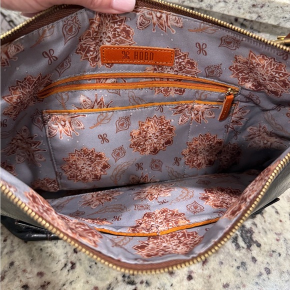 Hobo Elegant Black Leather Shoulder Bag - Picture 3 of 4